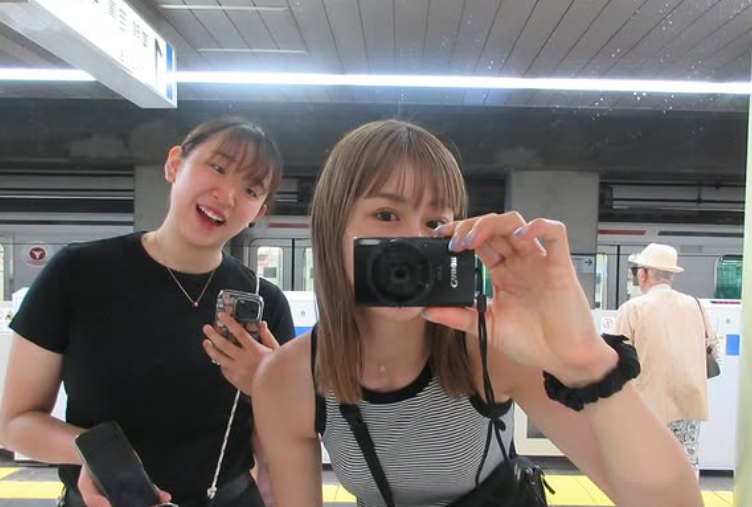 麻野七奈未、地下鉄ホームでの夏コーデショット公開「お洒落でめちゃ可愛い」と反響