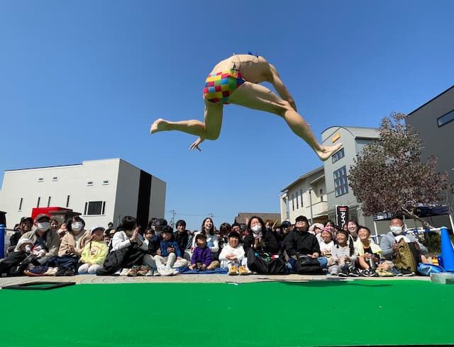 小島よしおが青空の下明石で営業。「いつもとは違う形式でしたが温かく見守ってもらいました」