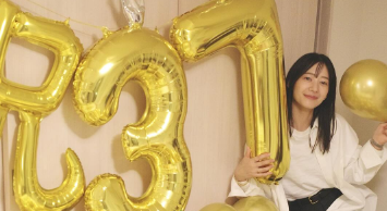 「祝37歳がまぶしすぎる…！」吉田明世、ゴールドバルーンに囲まれた誕生日ショットが話題