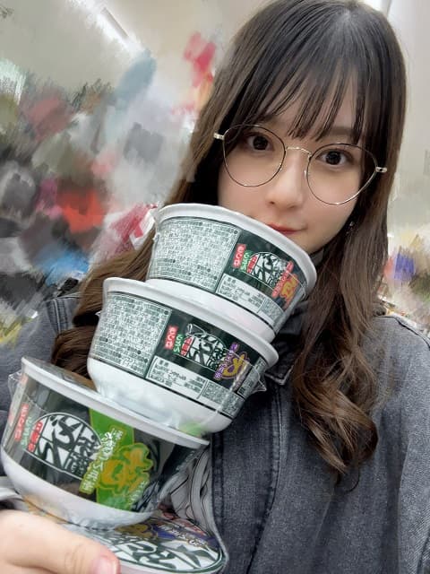 「言いそびれてた」あの元HKT48メンバーが”どん兵衛”東西南北を発見!?カップを抱えたメガネ姿を公開