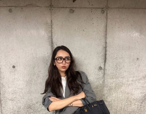 近藤千尋、巻き髪がお気に入り。撮影続きでも魅せる大人カジュアルコーデ