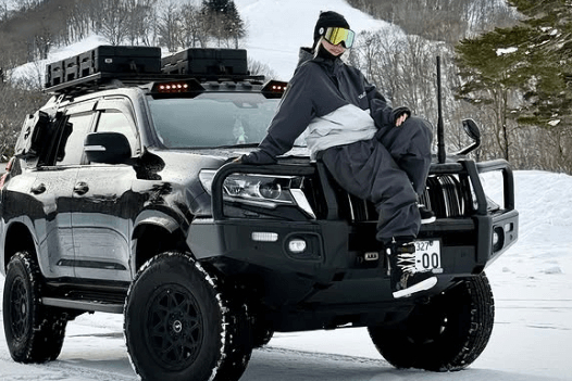 「ワイルドだろう…！？」美女スノーボーダー、ランクル女子モードのボンネット乗りショットに反響続々「イケメンすぎ！」