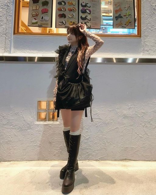 田中れいな「ショーパン×ブーツ」美脚でファン魅了！