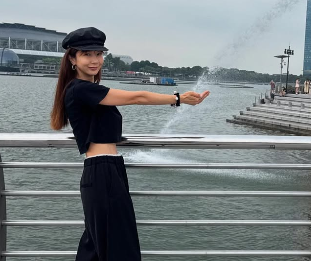 ほしのあき、娘とのシンガポール旅を満喫！マーライオン前での“変わらぬ美貌”に称賛の嵐！