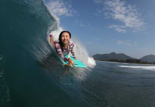 サーフィンじゃない“魅せ方”！西村優花、南国で輝くボディボーダーのビーチショットに反響