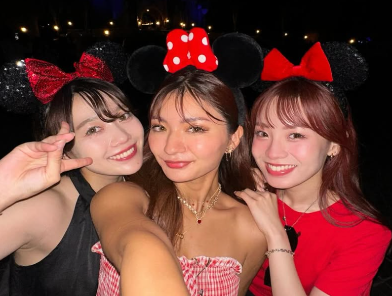 夜の夢の国で満面スマイル！黒木芽依、美女3人でディズニー満喫ショット