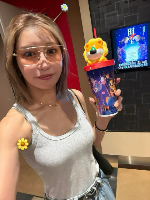 美女子プロゴルファー"キンクミ"、美デコルテあらわタンクトップで頭に草生やし「頭ガン見してきて草でした。」