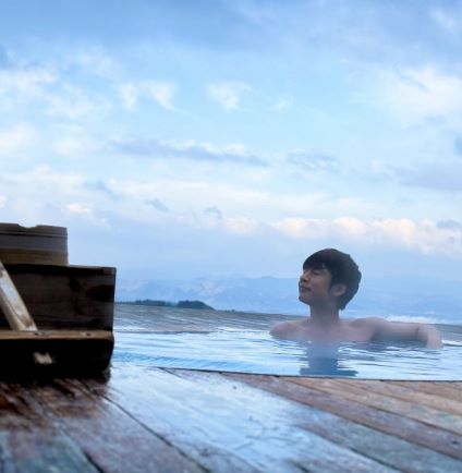「湯気の中でもイケメンなのわかる」中丸雄一が熊本の温泉を堪能✨