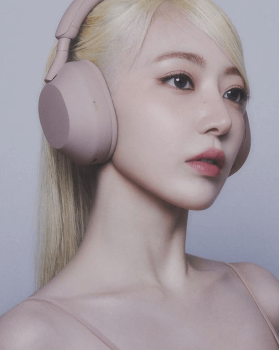 宮脇咲良、スモーキーピンクのヘッドホンをかけた美麗ショットを披露「LE SSERAFIMメンバーも」