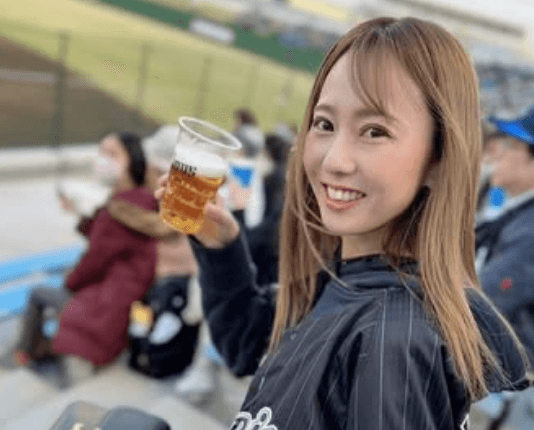 「めっちゃ可愛い！」ビール売り子の美女、”スタジアムショット＆ムービー”の披露にファンうっとり「素敵ですね」