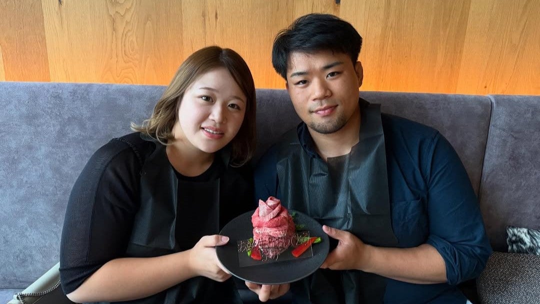 はなわの長男・塙元輝の妻が誕生日を報告！柔道一家の仲良し夫婦ショットに反響