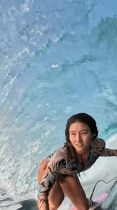 「アメイジング！」美女プロサーファー松田詩野、大波トンネルを潜るチューブライディング・ムービーに海外ファンも称賛！