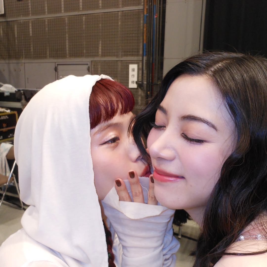 池田エライザが人気アーティストとの密着ショットを公開！