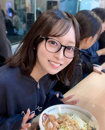 人気女性声優、こってりラーメンを前にキュートなメガネ姿を披露！「可愛すぎるキラキラ光ってる」とファン大絶賛！
