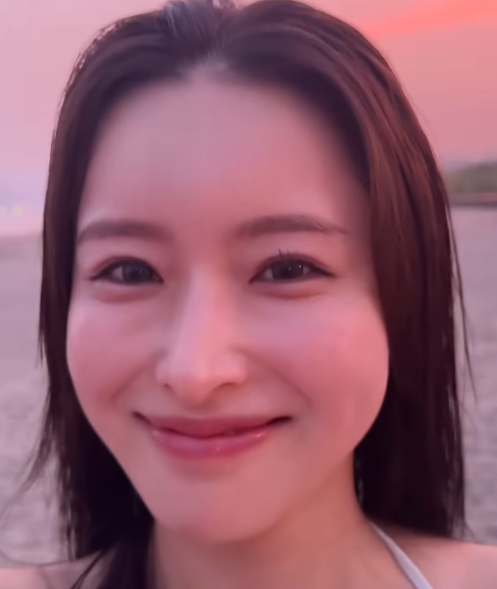 「色気が止まらない」新山桃子、夕日と白ビキニの美しすぎる共演にファン悶絶！