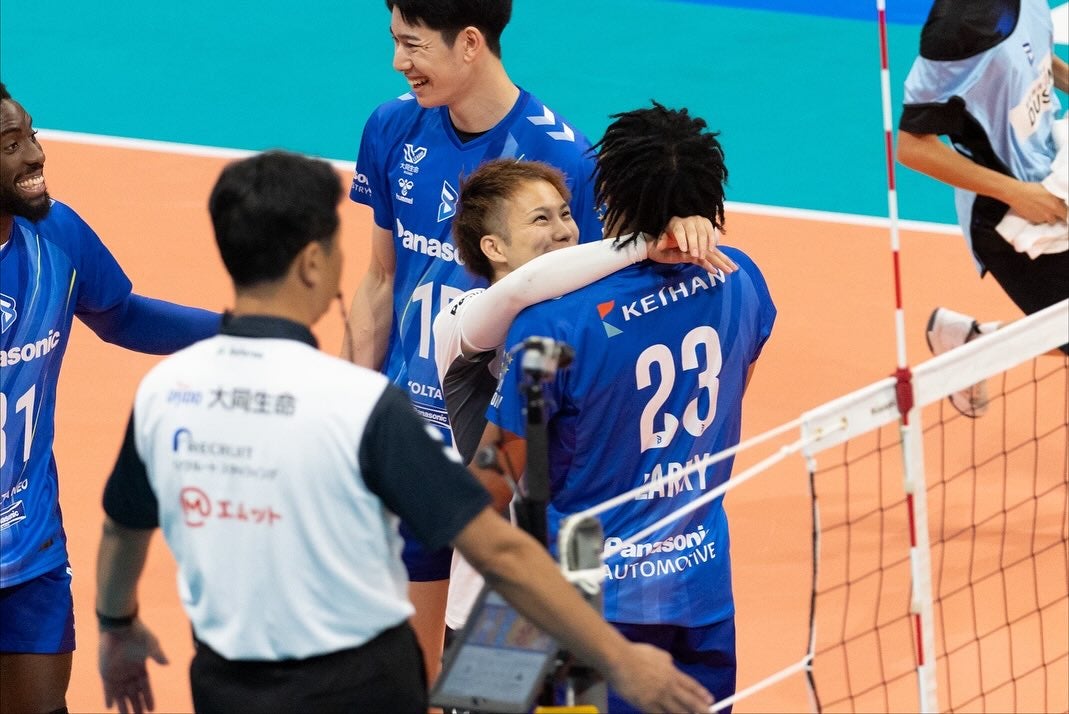 大阪B・山本智大、チームメイトに抱きつく姿にファン歓喜！