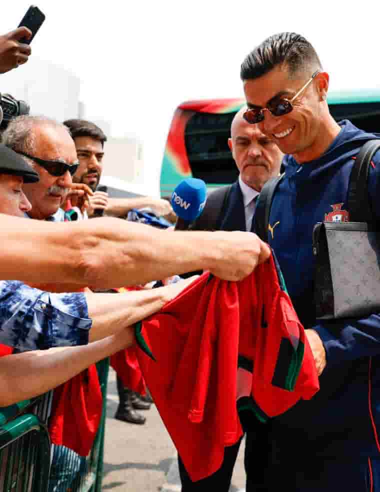 クリスティアーノ・ロナウドがドイツへ出発！笑顔でファン対応