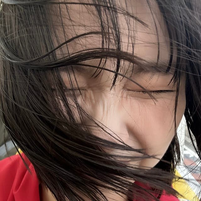 新川優愛が”カロリー高め”なロケ先からのショットをお届け！風で髪が乱れるも「大変！でも楽しい」