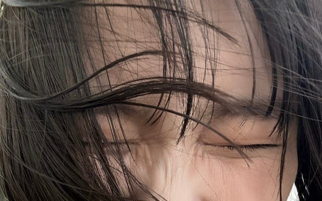 新川優愛が”カロリー高め”なロケ先からのショットをお届け！風で髪が乱れるも「大変！でも楽しい」