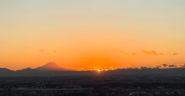 鈴木保奈美、屋上撮影中に撮れた絶景！富士山に沈む夕日が話題に