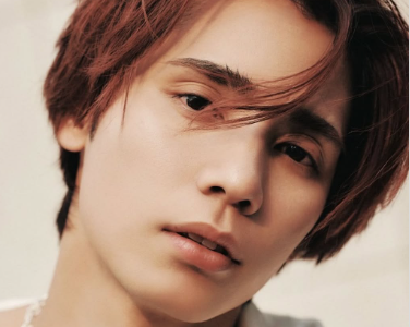 「顔が良すぎて号泣」神谷健太、雑誌『CYAN MAN』オフショットにファン絶賛の嵐！