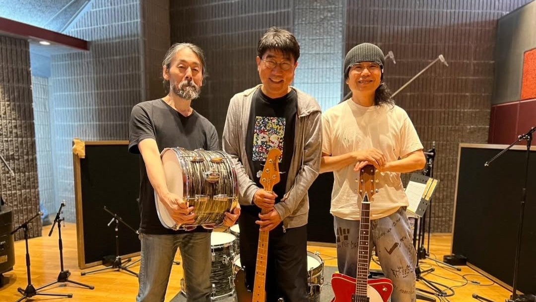 “合計191歳”の伝説トリオが魅せた…レア楽器でのレコーディング風景が話題に  サブタイトル