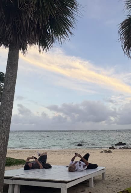 「スマホ見てる〜涙」スリムクラブ真栄田が奄美大島の海でくつろぐ