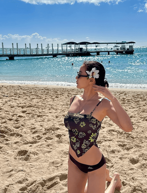 TWICE ジヒョ、ビキニ姿でハワイ満喫ショット公開！