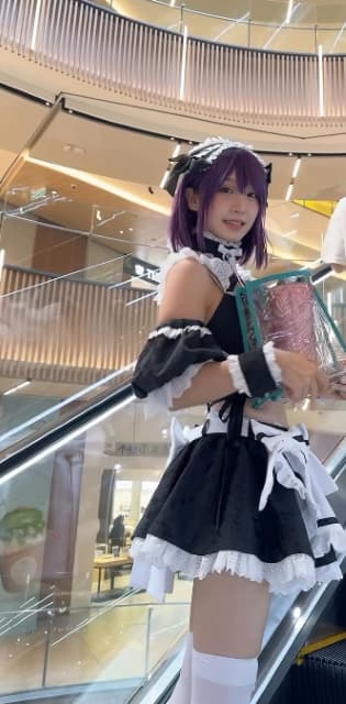 コスプレイヤー 伊織もえ  スタバのタンブラー購入！「思い出に買って帰ってます🥳」