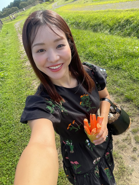 爽やか自撮りスマイルが可愛すぎる！吉田知那美、久々訪問 浦河町で引退名馬たちとの触れ合い