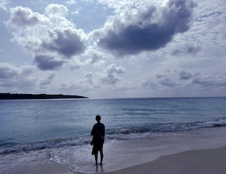 齋藤飛鳥 旅を満喫する様子を披露し話題に 海を見つめる後ろ姿にいいね続々