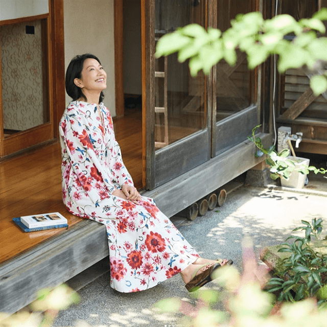 羽田美智子が縁側でくつろぎながら「涼」を感じる癒しショットを公開