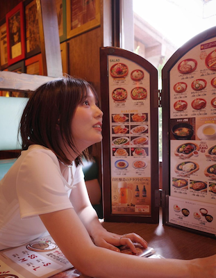 ほんとに32歳⁉︎ まるで少女漫画の可愛さ 「瞳がキラッキラ」の大人気モデルの現在