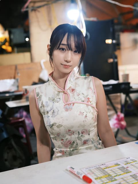 伊織もえがきゅるんと白チャイナ姿のオフショットを投稿