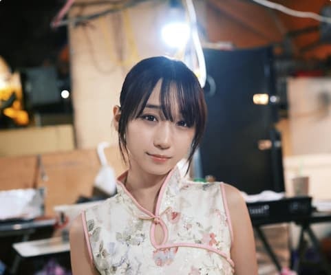 伊織もえがきゅるんと白チャイナ姿のオフショットを投稿