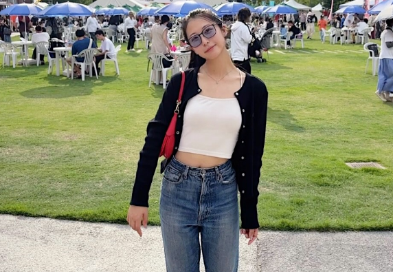 「岡山県民なのに…」美女ライダー・早川優衣、ヘソ出しデニムスタイルの