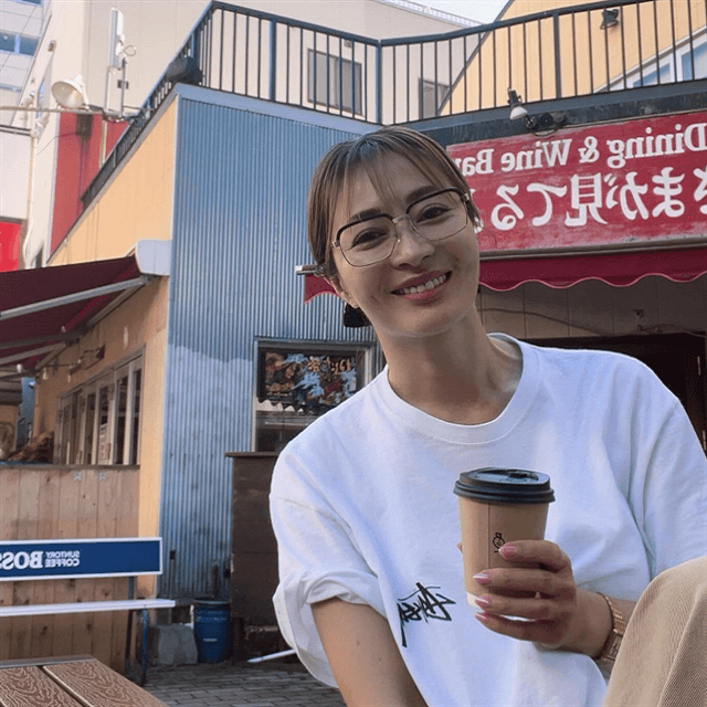 新山千春、地元の青森へ！グリーンバックの大パノラマに映える美女