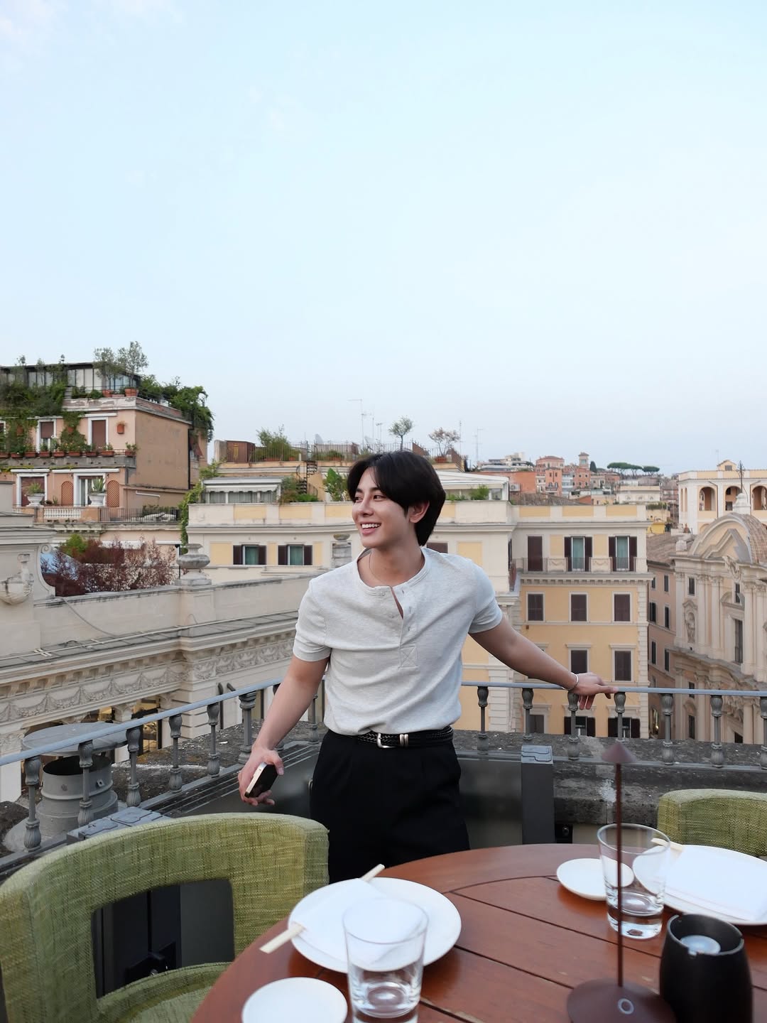 「まるで映画のワンシーン」あの人気俳優がローマから届けた輝く笑顔