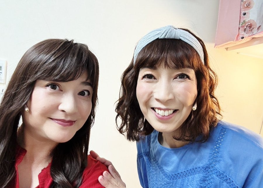 伊藤かずえ、舞台『ぼくらの7日間戦争』で大林素子と楽屋ショット公開 「ママ役です」