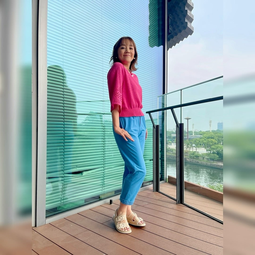 タレント兼女優・西田ひかる、元気が出るビタミンカラーの衣装を着た自撮りを公開！