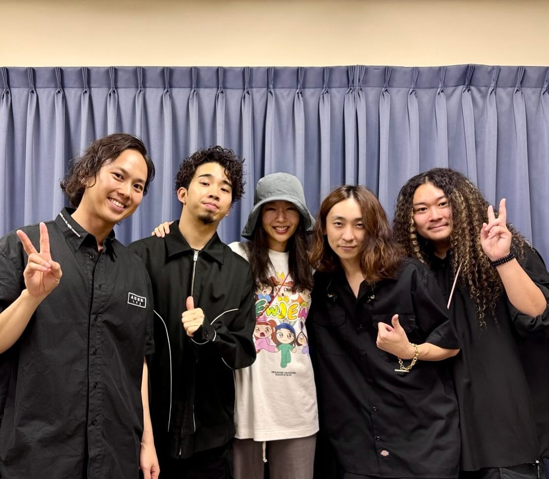 『NewJeans』生みの親が、日本の超人気バンドメンバーと集合写真