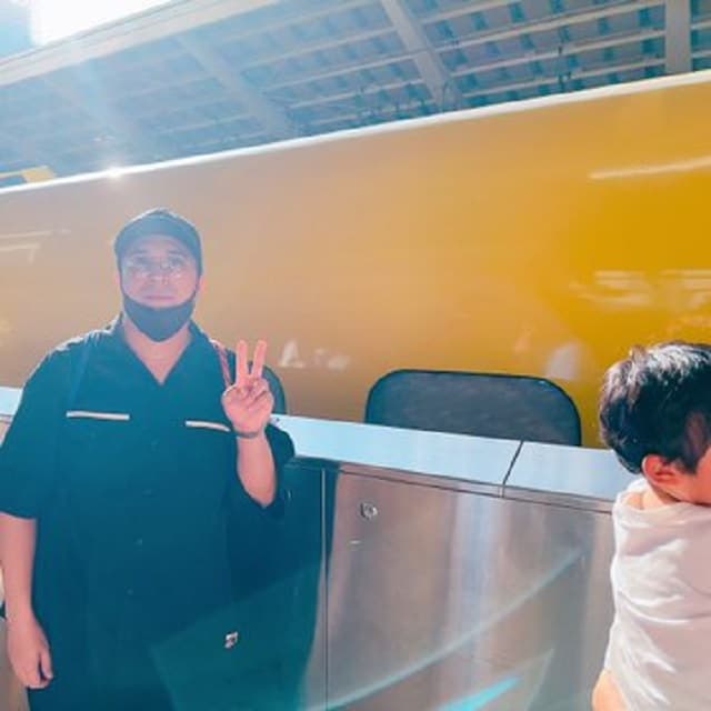 「画面が豪華だw」人気男性声優がドクターイエローの前で幸運ショットを撮影