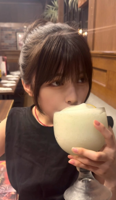 「こんな顔してますけどお腹でてますよ」'23ミスヤンマガ激カワ女優、"顔サイズどデカジュース"片手にニッコリスマイルムービーにファン悶絶！？
