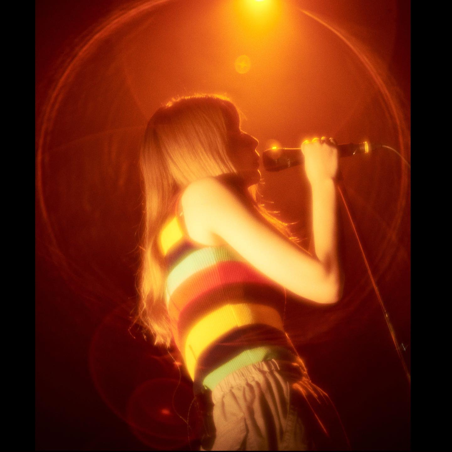 上白石萌歌がライブ披露🎸エモーショナルな写真を公開📸