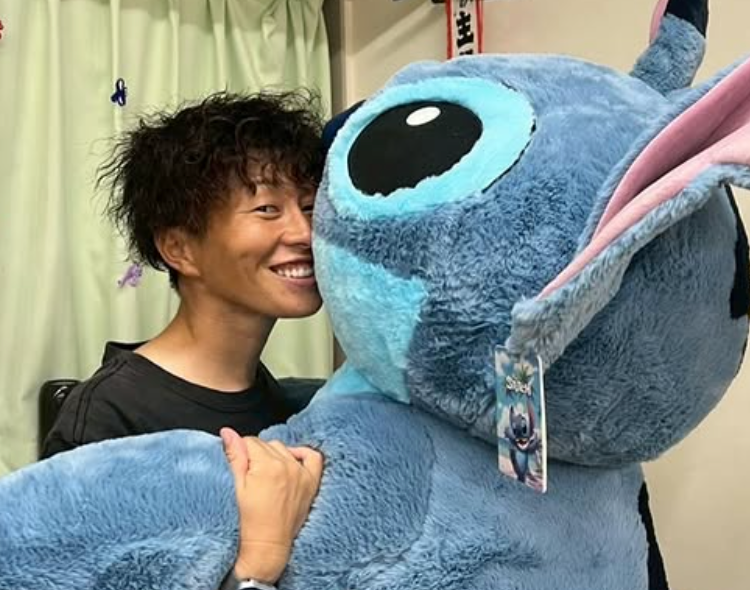 尊い笑顔！横山久美が“Bigスティッチ”を抱えて見せた素顔