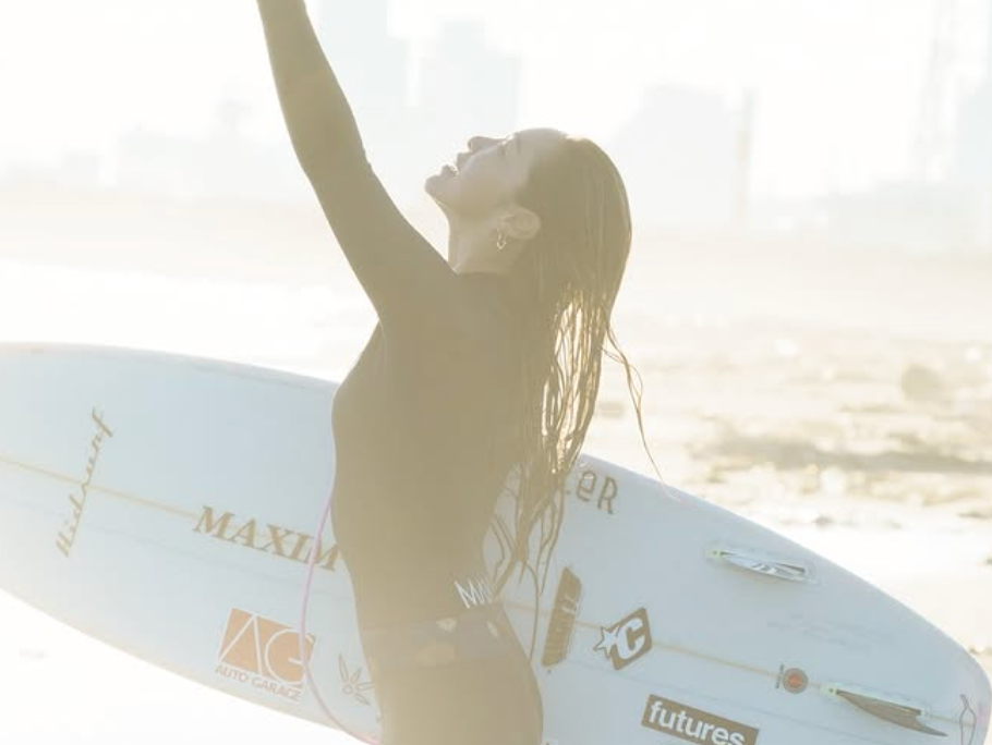 「夕日を抱える美しさ」プロサーファー宮坂麻衣子、幻想的なビーチ夕暮れショット披露