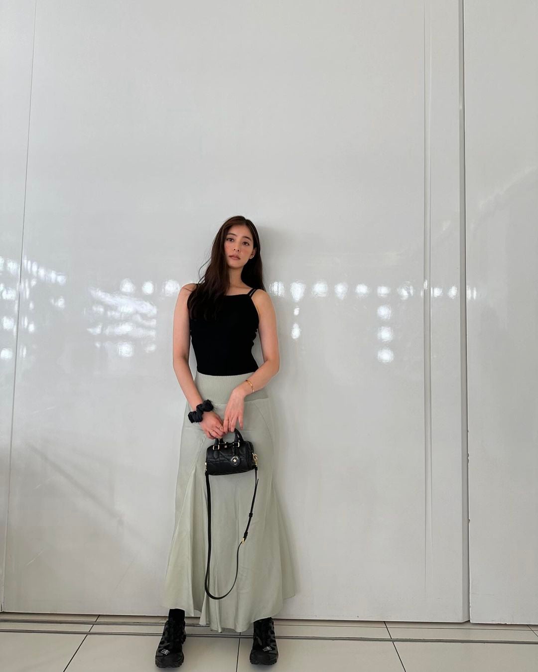 「えっ！？なにこの絶妙なバランス」新木優子 夏らしいノースリーブコーデを披露！