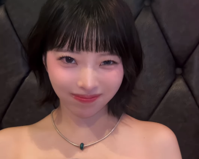 「大きなお口でパクリ！可愛いー」人気モデル、輝きの”美デコルテライン姿＆グルメムービー”にファンときめき状態！