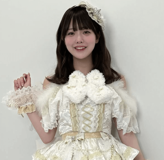 「吸い込まれるような可愛さ…」あの人気ソロアイドル、ホワイト衣装のシンデレラ・ショットにファン釘付け！