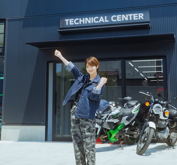 若月佑美、人生初バイク購入　カワサキプラザでマイバイクデビュー報告